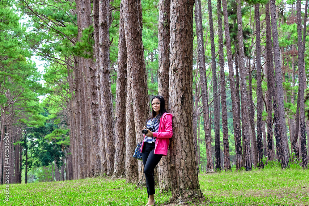Obraz premium portrait of a woman in the pine forest