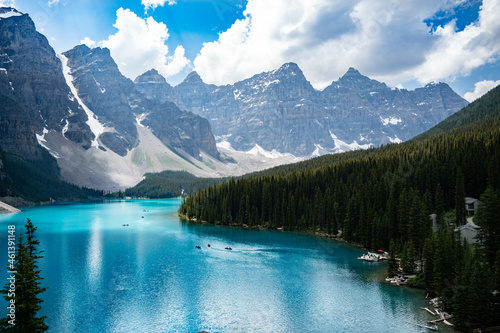 Fototapeta Naklejka Na Ścianę i Meble -  Landscape of Moraine Lake surrounded by rocky hills covered in the snow in Canada