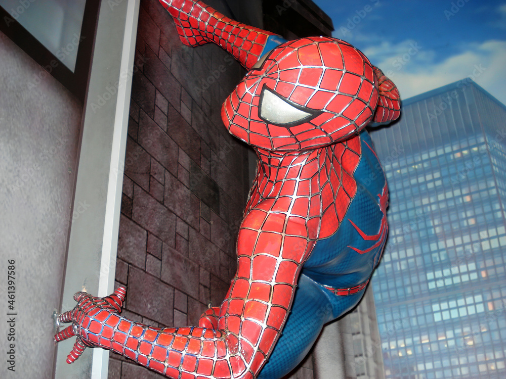 Obraz premium Amsterdam - Netherlands - August 8, 2015: The amazing Spider-Man life size statue in the Madame Tussauds museum in Amsterdam.