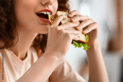 Pretty young woman eating t...