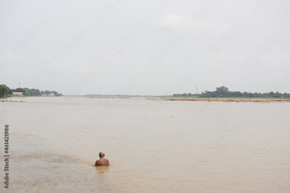 インド・ブッダガヤの尼蓮禅河で沐浴する男性