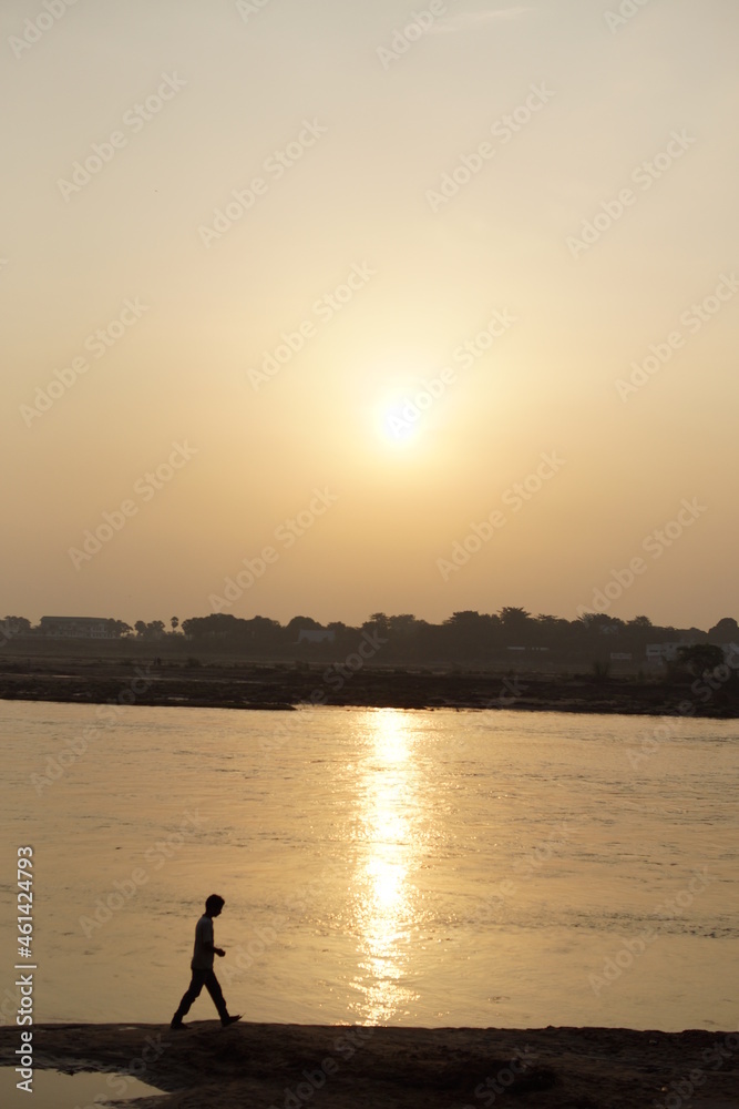インド・ブッダガヤの尼蓮禅河と男性
