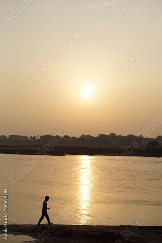 インド・ブッダガヤの尼蓮禅河と男性