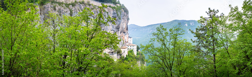 Schöne Madonna della Corona Kirche am Berg in Italien Alpen Landschaft Natur. Kapelle Architektur.