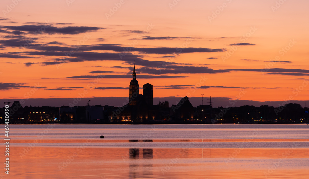 Stralsund bei Nacht - Sonnenuntergang.
Blick auf die Stadt von Altefähr auf Insel Rügen, Deutschland 2021