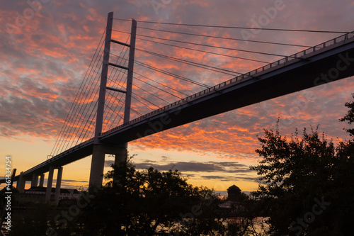 Obraz na płótnie Stralsunder Rügenbrücke. Sonnenuntergang und Blick auf die Altstadt, Deutschland 2021 w salonie
