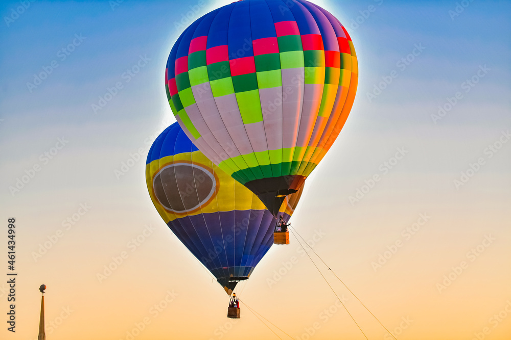 Naklejka premium balloon, air, hot air balloon, sky, hot, flying, flight, colorful, basket, fly, color, adventure, transportation, hot air, balloons, fun, float, sport, ballooning, travel, recreation, yellow, floating