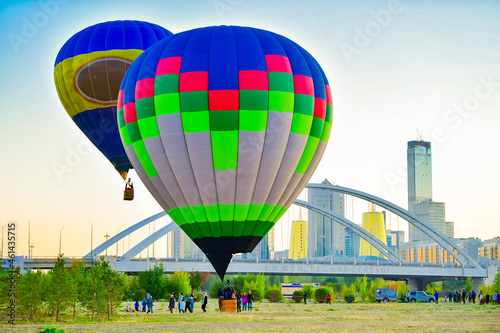 balloon, air, hot air balloon, sky, hot, flying, flight, colorful, basket, fly, color, adventure, transportation, hot air, balloons, fun, float, sport, ballooning, travel, recreation, yellow, floating