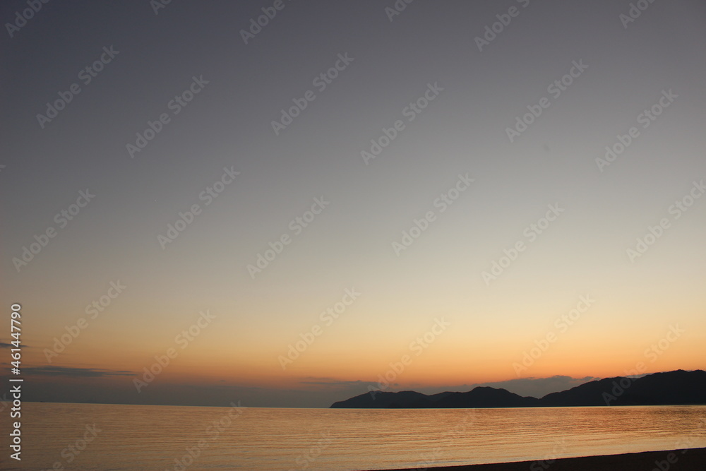 Fototapeta premium SDGs地球の輝きと自然！マジックアワーの海