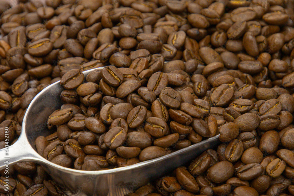 Fototapeta premium tas de grains de café sur une table