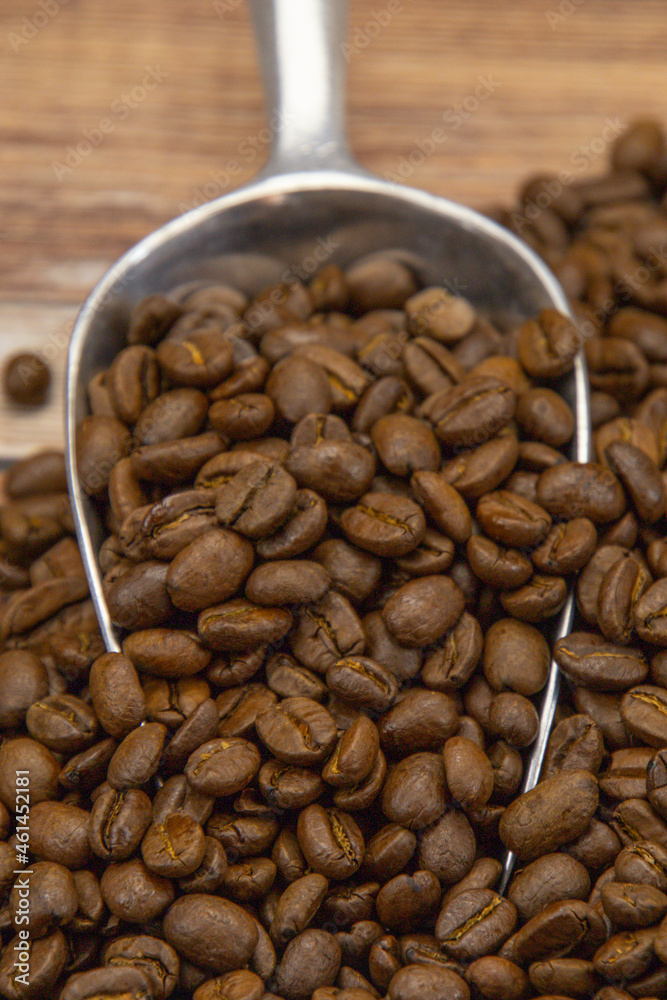 tas de grains de café sur une table tas de grains de café sur une table