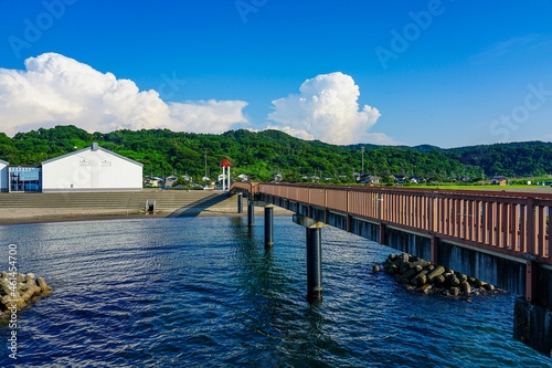 青い日本海に突き出た夕凪の橋（道の駅越後出雲崎天領の里） photo