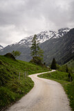 Forstweg im Seidlwinkltal in Rauris Salzburg mit Bergen im Hintergrund