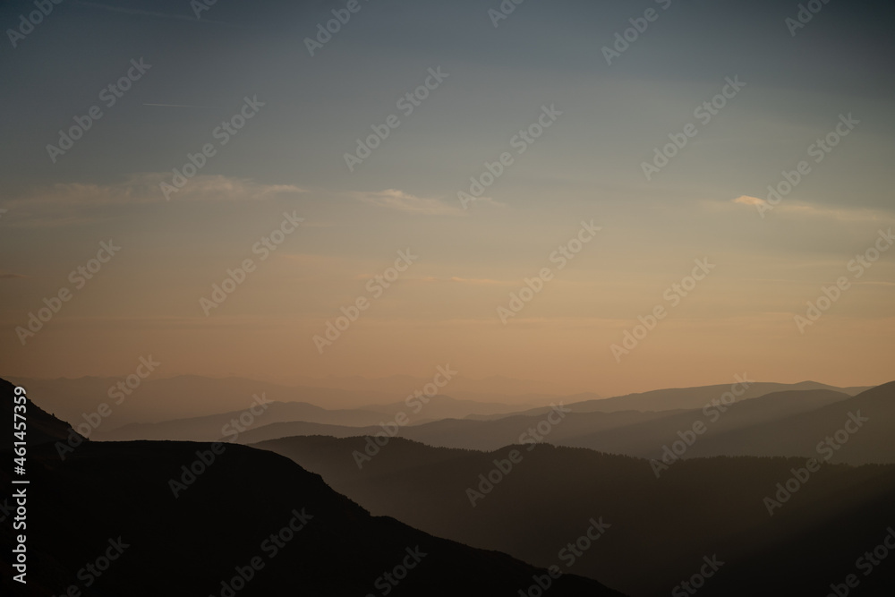 Weitwinkel Landschaftsfoto von Bergsilhouetten bei Sonnenaufgang in Salzburg