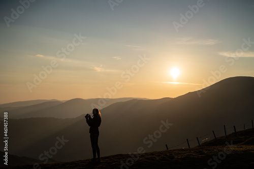 Junge Frau fotografiert nach Wanderung bei Sonnenaufgang am Berg in Salzburg   sterreich