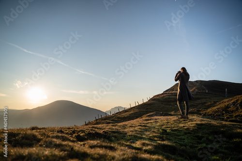Junge Frau fotografiert nach Wanderung bei Sonnenaufgang am Berg in Salzburg   sterreich