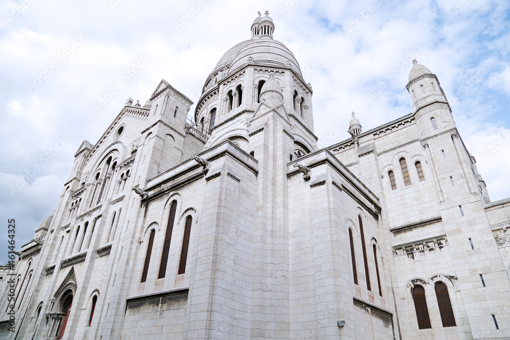Fototapeta premium Sacre Coeur Cathedral on Montmartre Hill in Paris, France