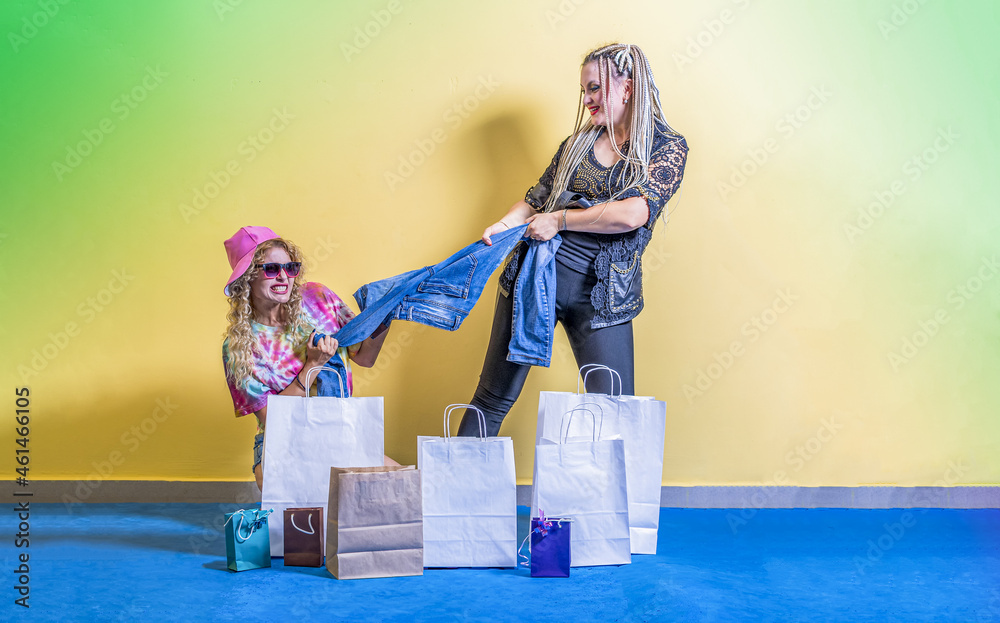 Φωτογραφία Two pretty girls are fighting over new clothes