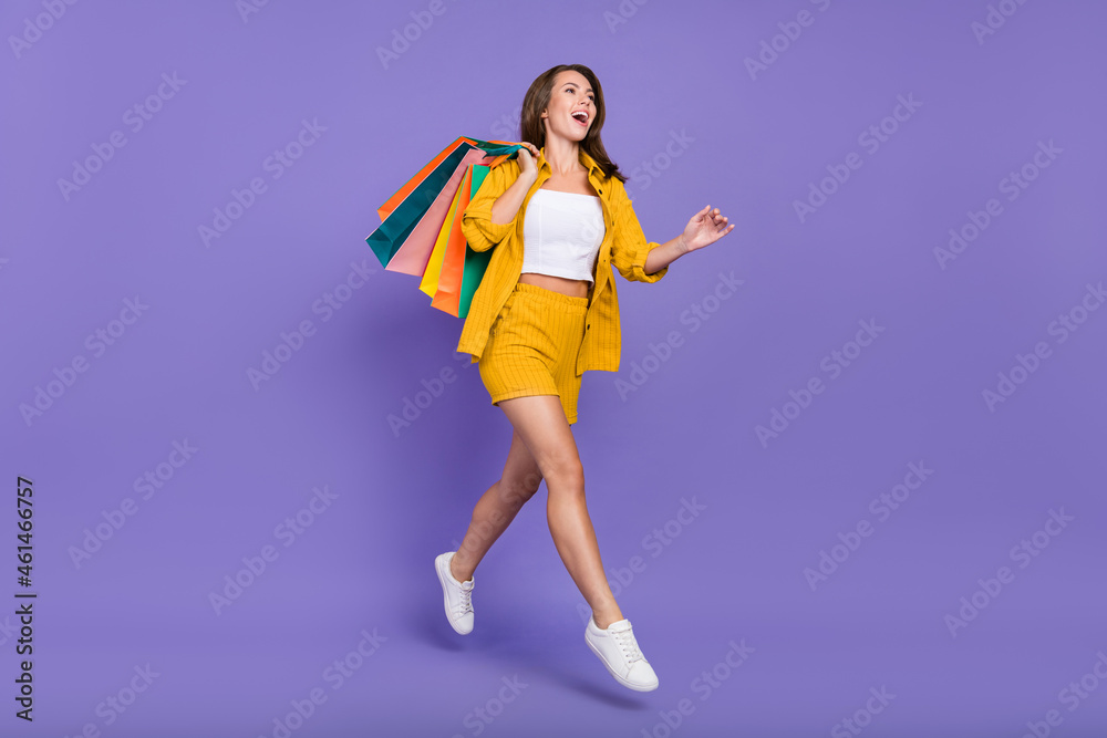 Full body photo of brown haired woman amazed jump go boutique shop isolated on purple color background Full body photo of brown haired woman amazed jump go boutique shop isolated on purple color background