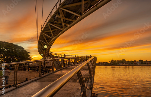 Fotografía the S -shaped bridge at dusk which is the bridge of pride of the state of sarawa