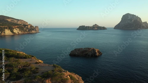 Acantilados que rodean la playa de Cala D'Hort, frente a la isla de Es Vedrà
 photo