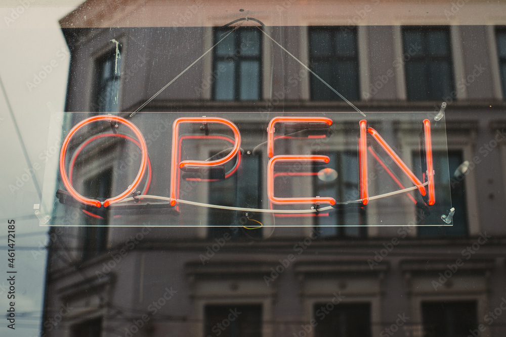 Obraz premium Neon open sign in the city