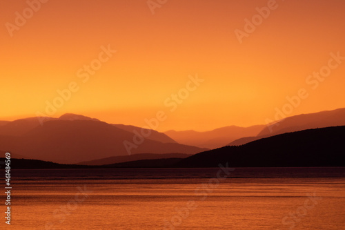 Blick auf den Sonnenuntergang über der Insel Senja