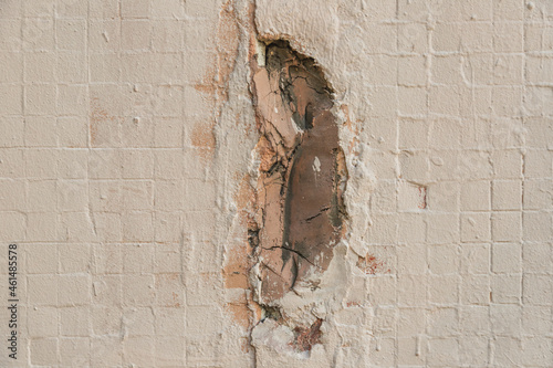 The crack in the wall is poorly and unprofessionally covered up photo