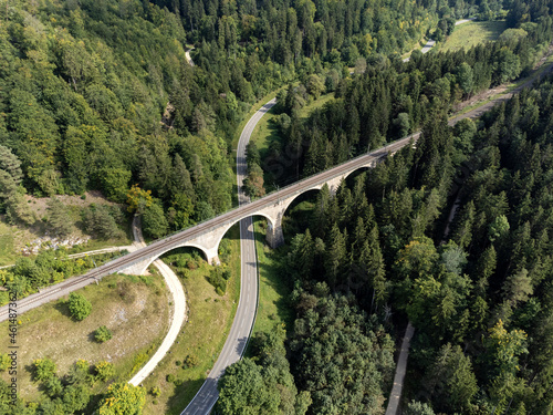 Eisenbahnviadukt, Landstraße und Forststraße führen durch einen Wald photo