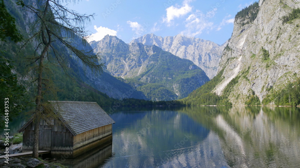 romantische Holzhütte am Obersee / Königsee und Spiegelung der umliegenden Berge
