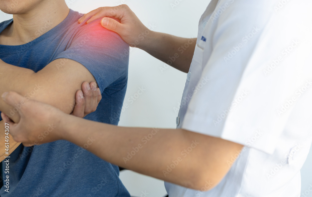 A man with shoulder pain goes to the doctor for treatment. The doctor is diagnosing the patient's shoulder pain. A man with shoulder pain goes to the doctor for treatment. The doctor is diagnosing the patient's shoulder pain.