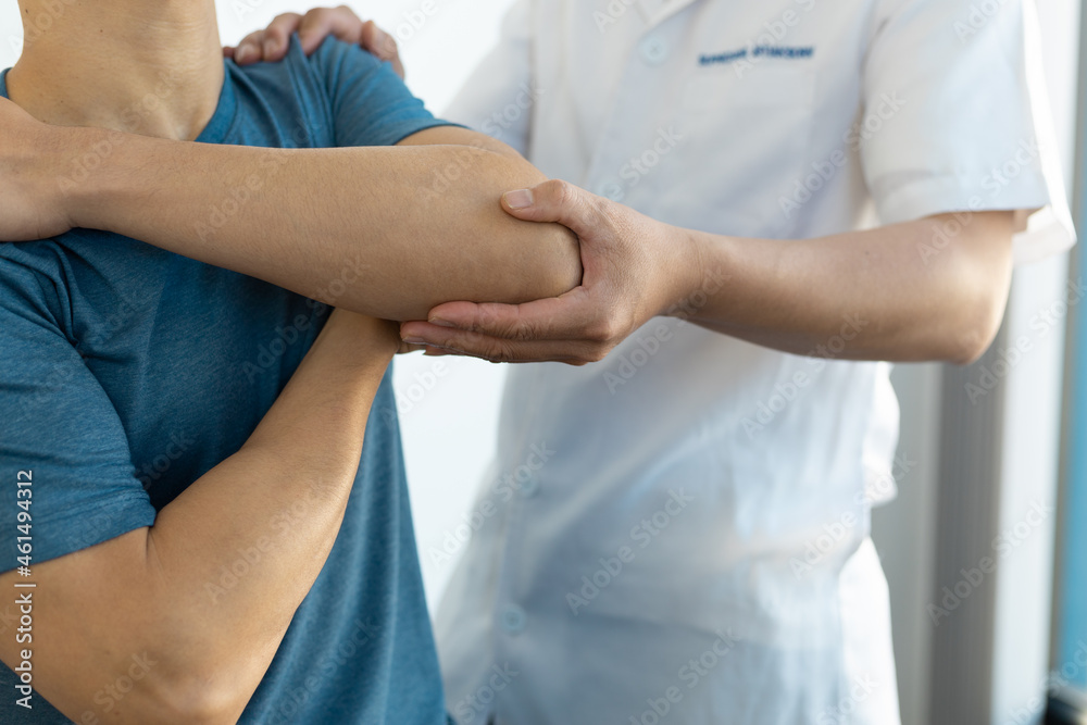 A man with shoulder pain goes to the doctor for treatment. The doctor is diagnosing the patient's shoulder pain. A man with shoulder pain goes to the doctor for treatment. The doctor is diagnosing the patient's shoulder pain.