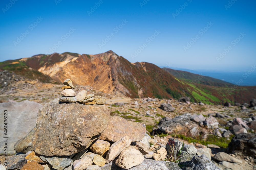 登山道に積まれたケルンと朝日岳【栃木県・那須塩原市】 登山道に積まれたケルンと朝日岳【栃木県・那須塩原市】