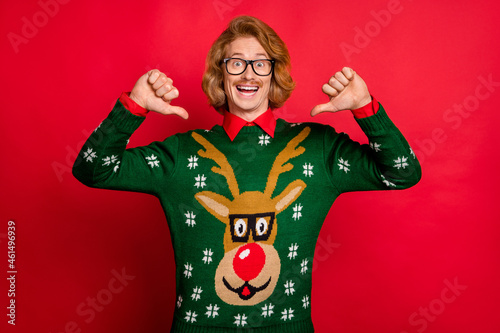Konstfotografi Photo of shiny excited young man wear green sweater spectacles smiling pointing