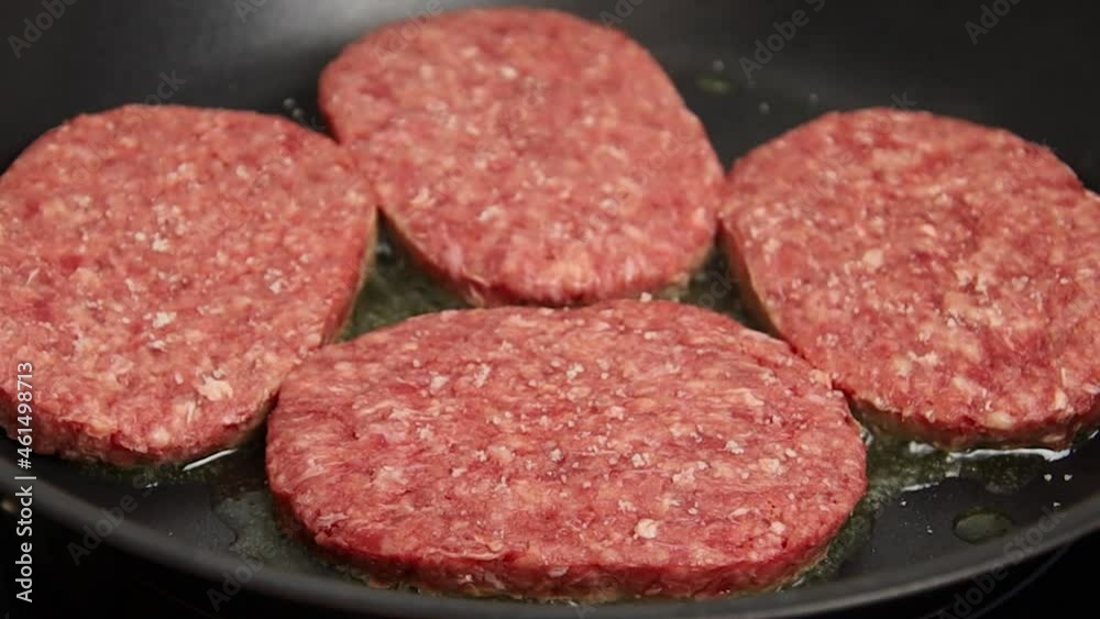 steaks hachés cuisant dans une poêle steaks hachés cuisant dans une poêle