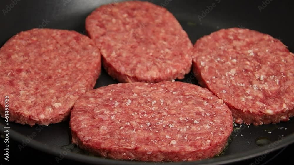steaks hachés cuisant dans une poêle steaks hachés cuisant dans une poêle