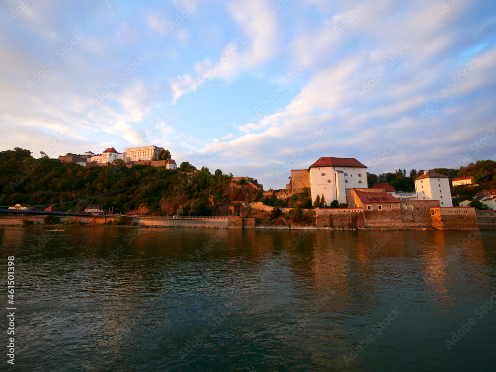 Fototapeta premium Passau, Deutschland: Sonnenuntergang über der Burg