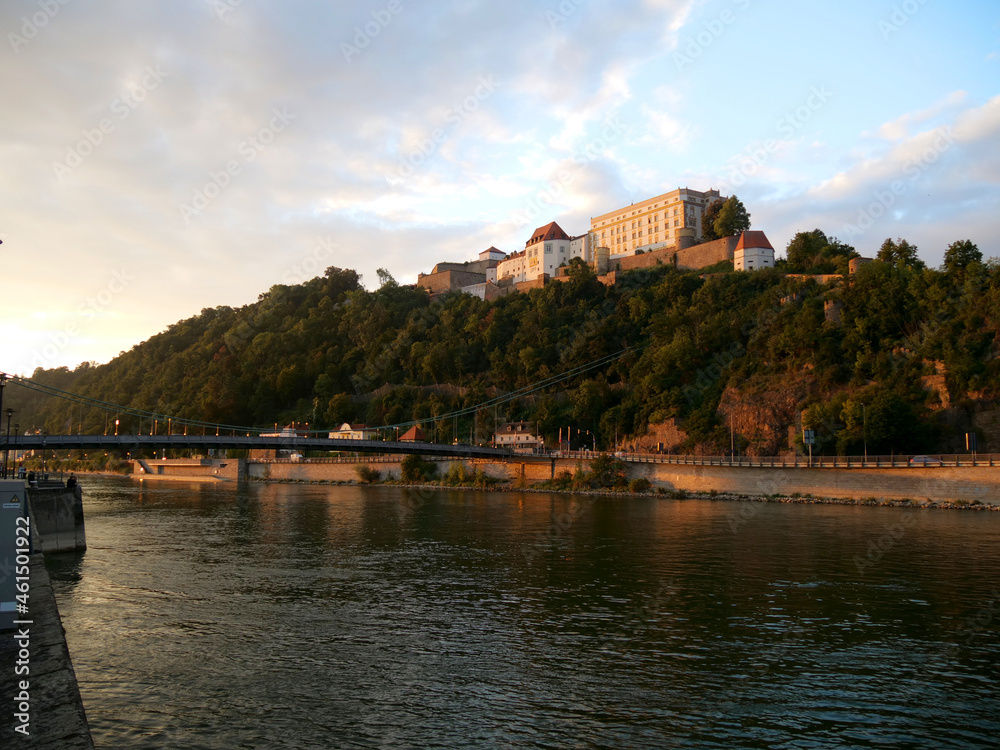 Passau, Deutschland: Die obere Veste ragt über der Donau auf