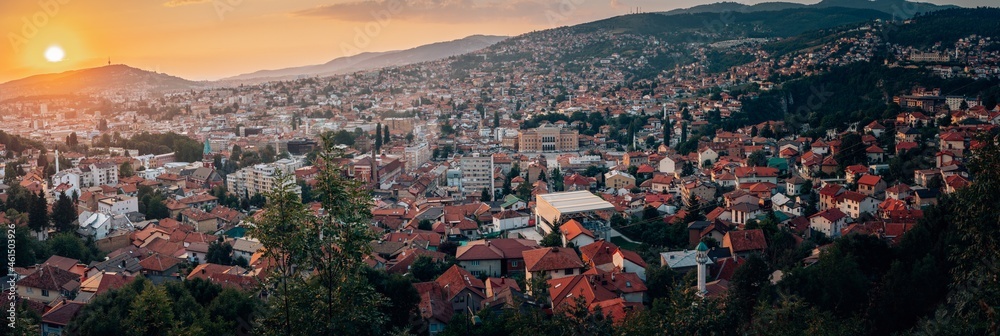 Obraz premium Panorama of nearly entire city of Sarajevo during sunset
