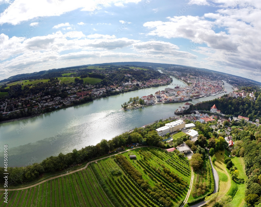 Passau, Deutschland: Luftpanorama mit der Halbinsel im Blick
