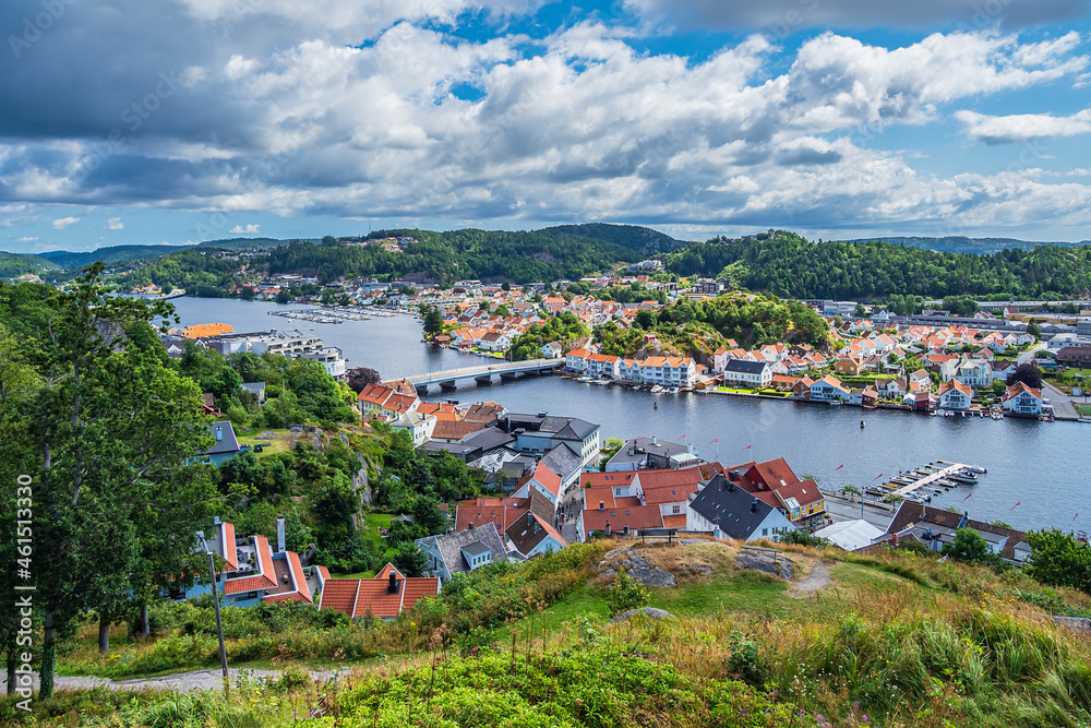 Blick vom Aussichtspunkt Uranienborg auf die Stadt Mandal in Norwegen