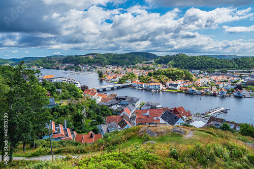 Blick vom Aussichtspunkt Uranienborg auf die Stadt Mandal in Norwegen photo