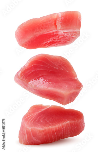 Foto Raw tuna medallions falling on a white background. Isolated
