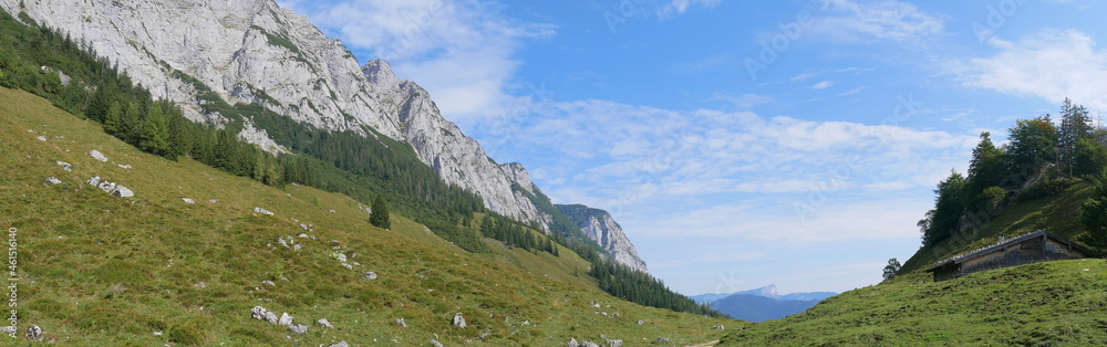 Panoramaaufnahme - Wanderweg zur Halsalm mit hohem Gerstfeld und Hütte