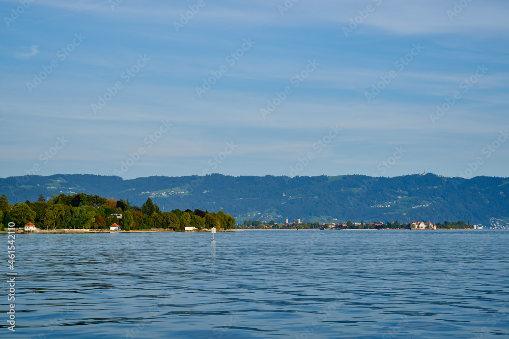 Der Bodensee mit Segelbooten und Bergen im Hintergrund Der Bodensee mit Segelbooten und Bergen im Hintergrund