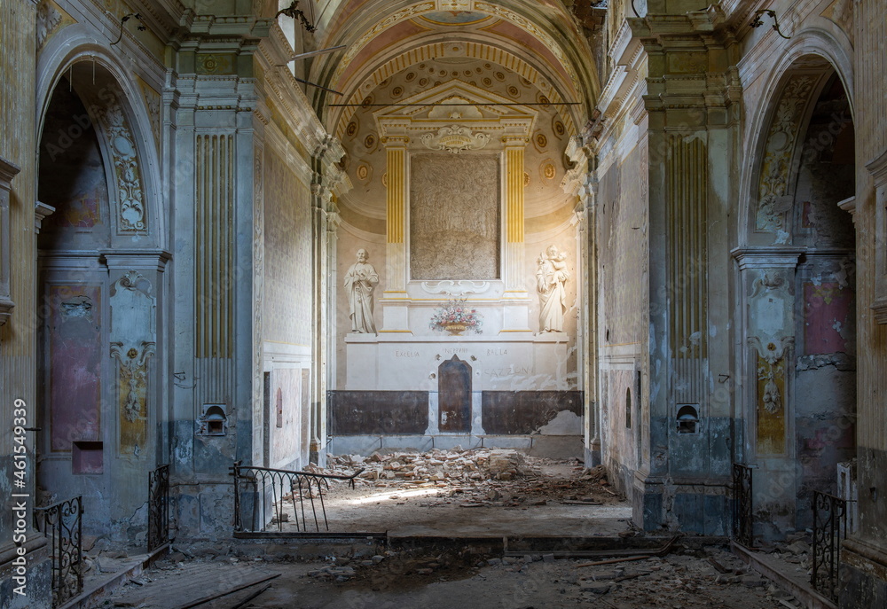 Obraz premium Abandoned Church in Italy