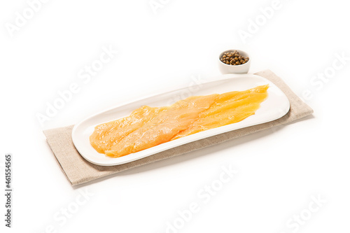 filetes de solomillo fresco crudo de pollo casero en un plato blanco con servilleta de tela gris, aislada fondo blanco photo
