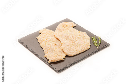 Foto milanesa de ternera pollo fresca cruda  sobre pizarra negra aislada fondo blanco
