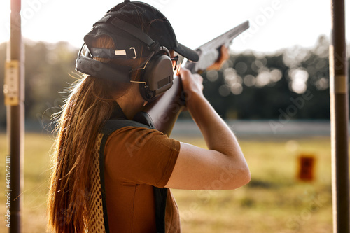 Fototapet Young caucasian woman on tactical gun training classes