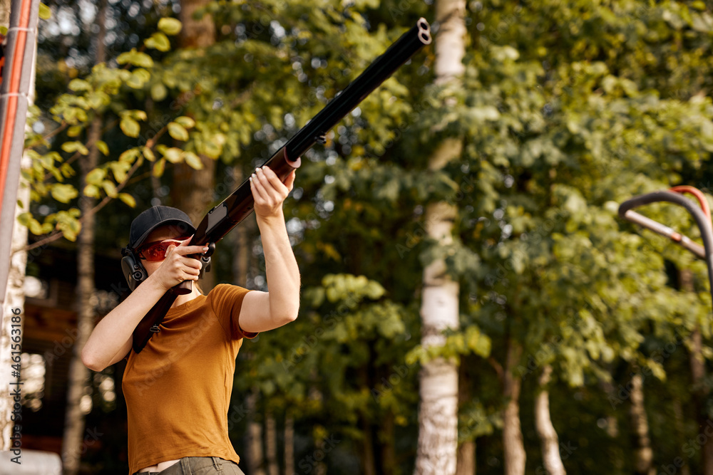 foto-de-young-redhead-caucasian-woman-on-tactical-gun-training-classes